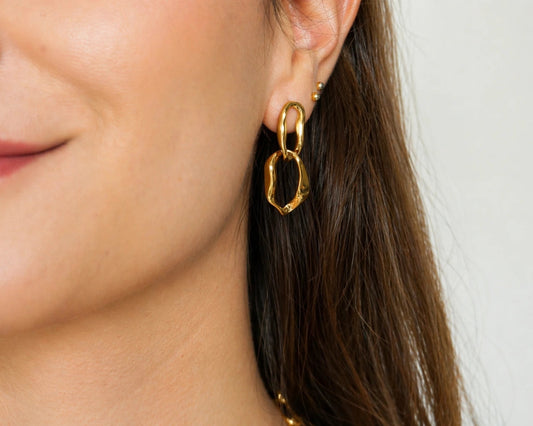 Modelo con pendientes Essentia de acero chapado en oro